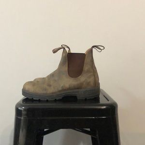Size 7 pair of rustic brown Blundstones!